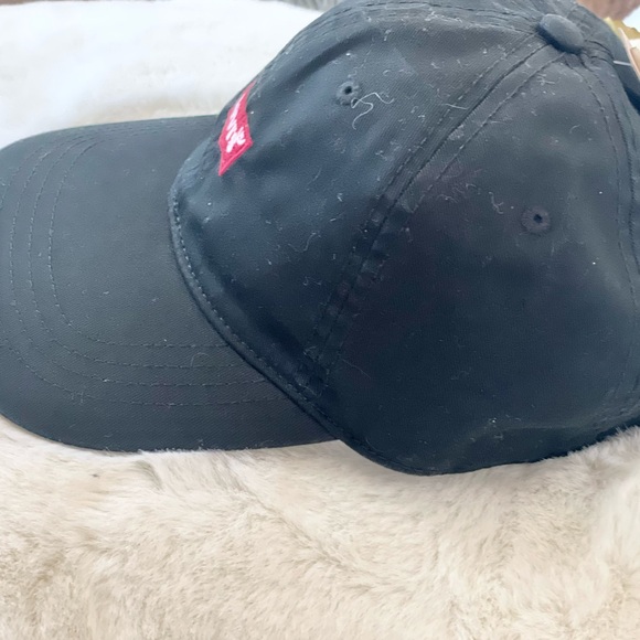 New with tags LEVI’S BLACK HAT with RED Logo. Adjustable Unisex - Picture 2 of 7